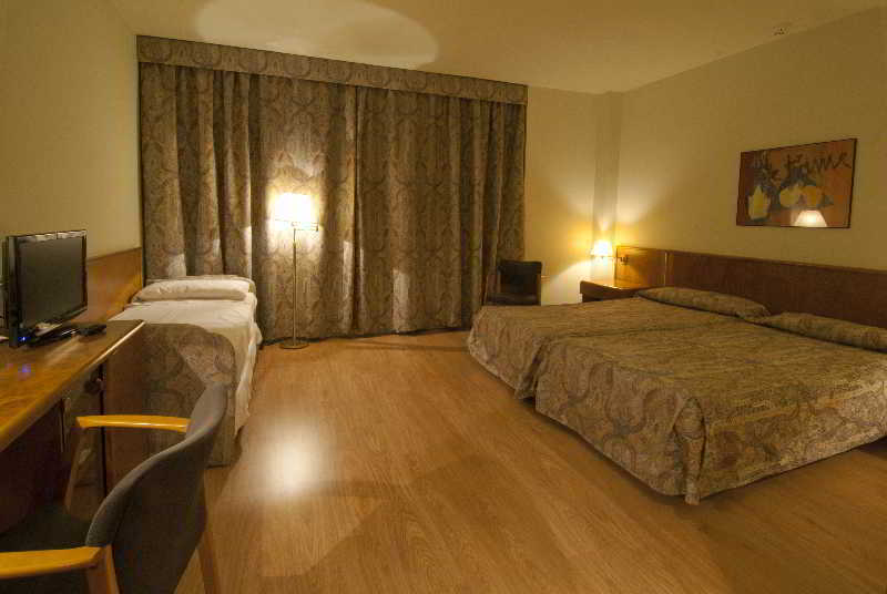Hotel Domo บิลาฟรังกา เดล เปเนเดส ภายนอก รูปภาพ
