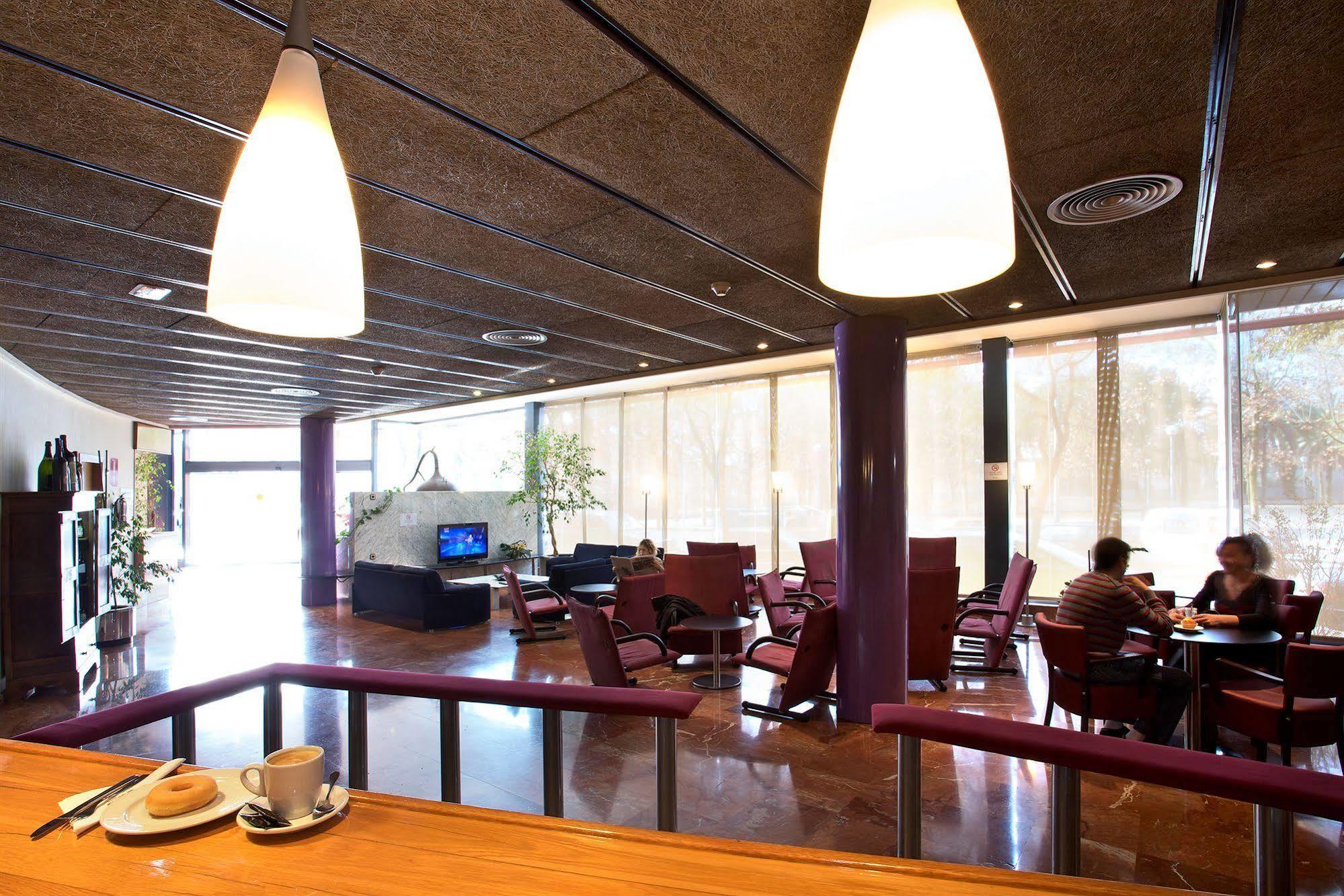 Hotel Domo บิลาฟรังกา เดล เปเนเดส ร้านอาหาร รูปภาพ